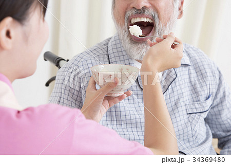 高齢者介護 介助シーン 食事介助 介護士 ボディパーツ パーツカット 顔なしの写真素材