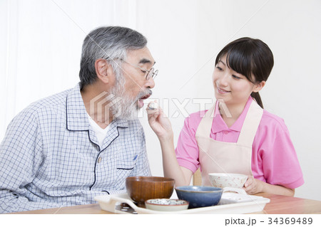 高齢者介護　介助シーン　食事介助　介護士 34369489