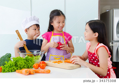 Young chef 34375308