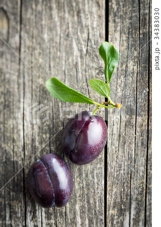 Two fresh plums. 34383030