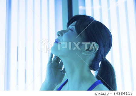 日焼けマシンに入る女性 34384115
