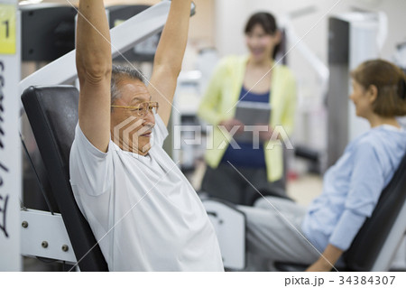 筋トレ指導を受けるシニア夫婦 34384307