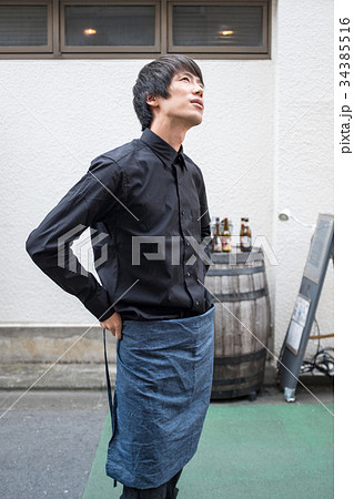 エプロンをつける男性 エプロンをつける男性 34385516