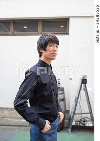 エプロンをつける男性 エプロンをつける男性 34385535