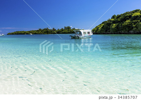 石垣島の川平湾のサンゴ礁の海 34385707