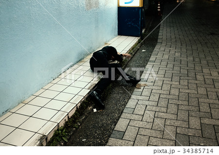 呑み潰れる男性 呑み潰れる男性 34385714