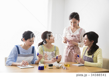 習い事　ミドル女性　アロマテラピー 34386541