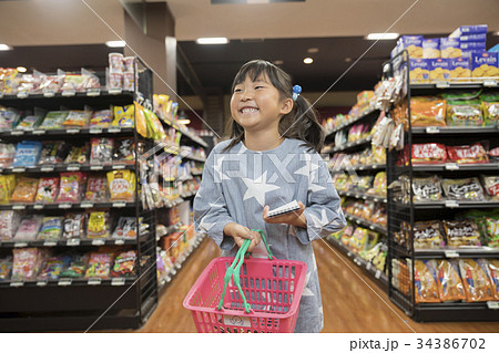 スーパーで買い物をする子供 おつかいの写真素材