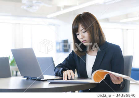 働く女性　　ビジネスウーマン　 34386940