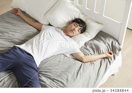 10代 横になる 朝 34388844