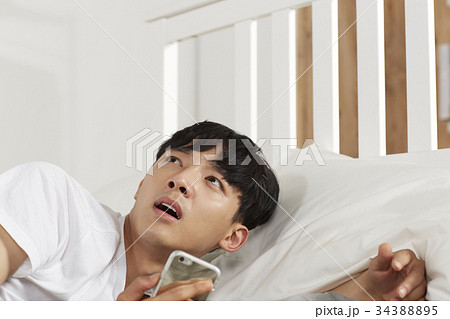 10代 頭持ち上げる 顔をあげる 34388895