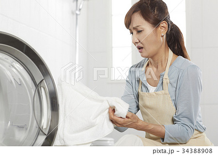 下を向く 洗濯 ママ 34388908