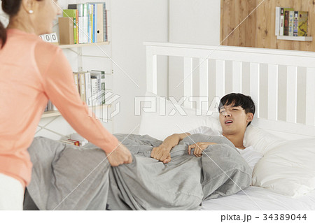 10代 横になる 人 34389044