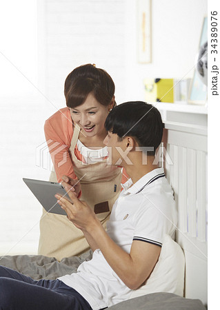 10代 感情 下を向く 34389076