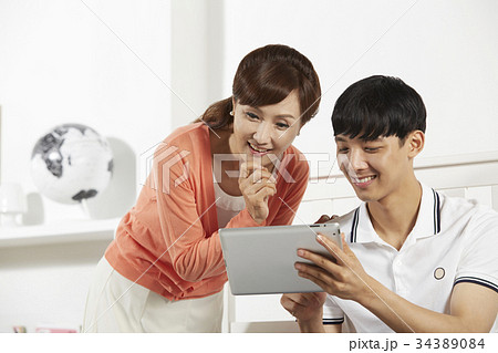 10代 感情 下を向く 34389084