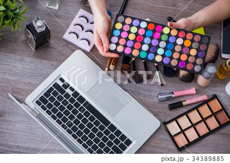 Fashion blogger with make-up accessories 34389885