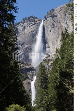 アメリカ ヨセミテ国立公園 ヨセミテ滝の全容の写真素材