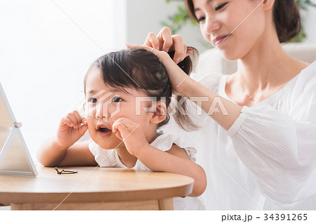 ヘアセットをするママ 34391265