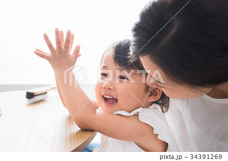 ヘアセットをするママ 34391269