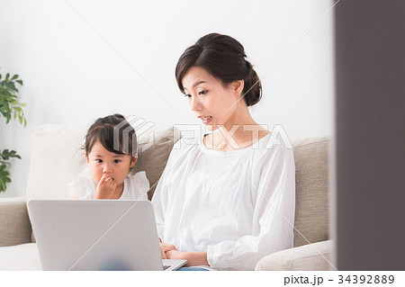 在宅ワークママ　イメージ　 34392889