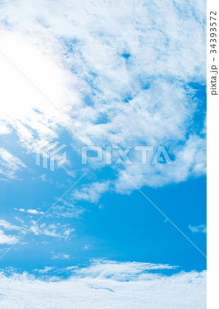 雲　クラウド　白　青　グラデーション　大空　快晴　青空　スカイ　風景　さわやかな空　バックグラウンド 34393572