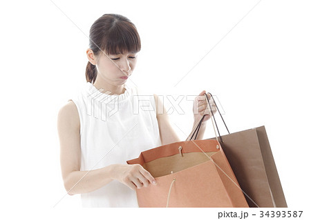 買ったものを無くした女性 34393587