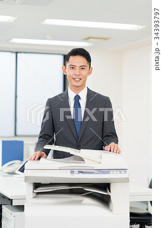 ビジネスマン（コピー機） 34393797