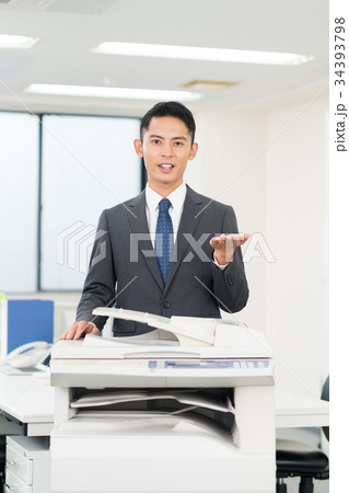 ビジネスマン（コピー機） 34393798