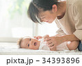赤ちゃんをあやすママ　笑顔 34393896