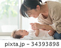 赤ちゃんをあやすママ　笑顔 34393898