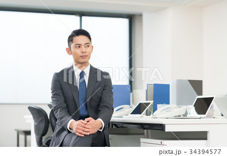 若いビジネスマン 若いビジネスマン 34394577