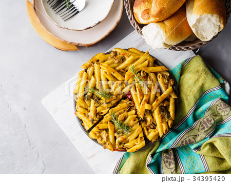 Fried macaroni pizza with bell peppers Fried macaroni pizza with bell peppers 34395420