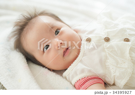 見つめる赤ちゃん 女の子の写真素材