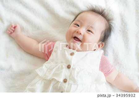 笑顔の赤ちゃん　女の子 34395932