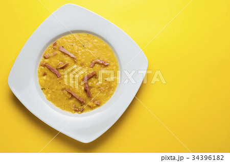 Yellow split pea soup with ham 34396182