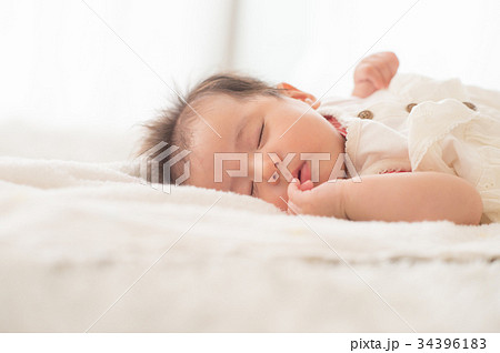 お昼寝する赤ちゃん 女の子の写真素材