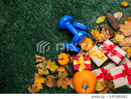 Blue dumbbells and autumn pumpkin with leaves 34396981