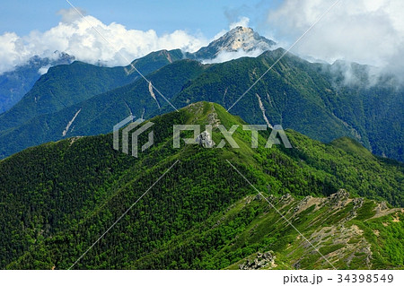 南アルプス・北岳稜線から見る小太郎山と雲湧く甲斐駒ヶ岳 南アルプス・北岳稜線から見る小太郎山と雲湧く甲斐駒ヶ岳 34398549