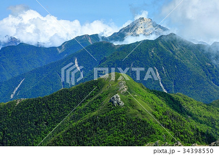 南アルプス・北岳稜線から見る小太郎山と雲湧く甲斐駒ヶ岳 34398550