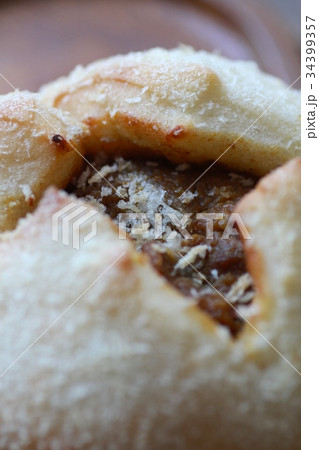 具沢山のカレーベーグル　ヘルシーカレーパン 34399357