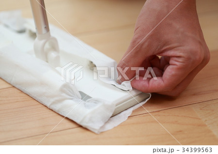 床掃除 (掃除 清潔 ボディパーツ 顔なし 主夫 日常 ライフスタイル 家事 男性 床 リビング) 34399563