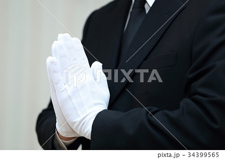 葬儀 (ブラックフォーマル お通夜 告別式 スーツ スタッフ コピースペース ボディパーツ 顔なし) 34399565