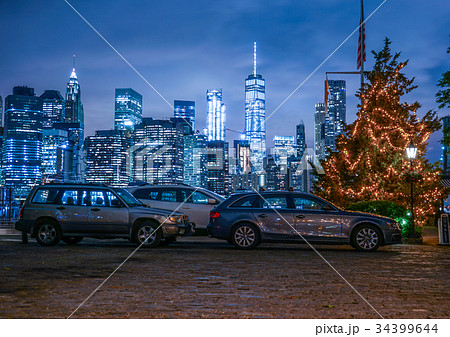 ニューヨーク マンハッタンの街並みと自動車２の写真素材