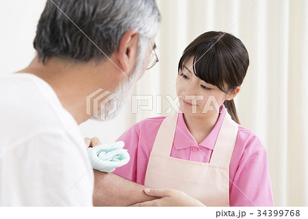 高齢者介護　介助シーン　清拭　体を拭く 34399768