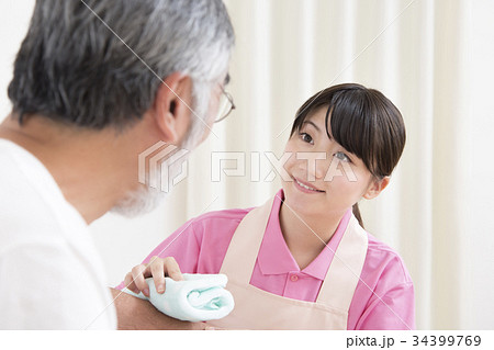 高齢者介護 介助シーン 清拭 体を拭く 高齢者介護 介助シーン 清拭 体を拭く 34399769