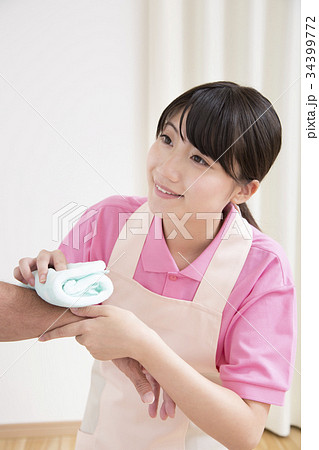 高齢者介護 介助シーン 清拭 体を拭く 高齢者介護 介助シーン 清拭 体を拭く 34399772