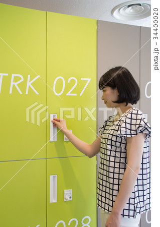 ロッカーに手をかける女性 ロッカーに手をかける女性 34400020