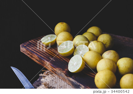 Fresh Yellow Lemons Fresh Yellow Lemons 34400542