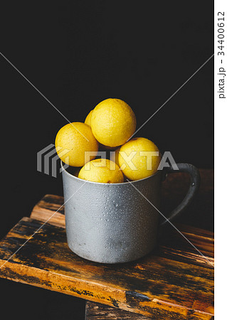Fresh Yellow Lemons Fresh Yellow Lemons 34400612