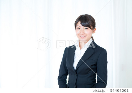 スーツ姿の女性 女性会社員 オフィスレディ Ol 新入社員 新人 初々しい の写真素材